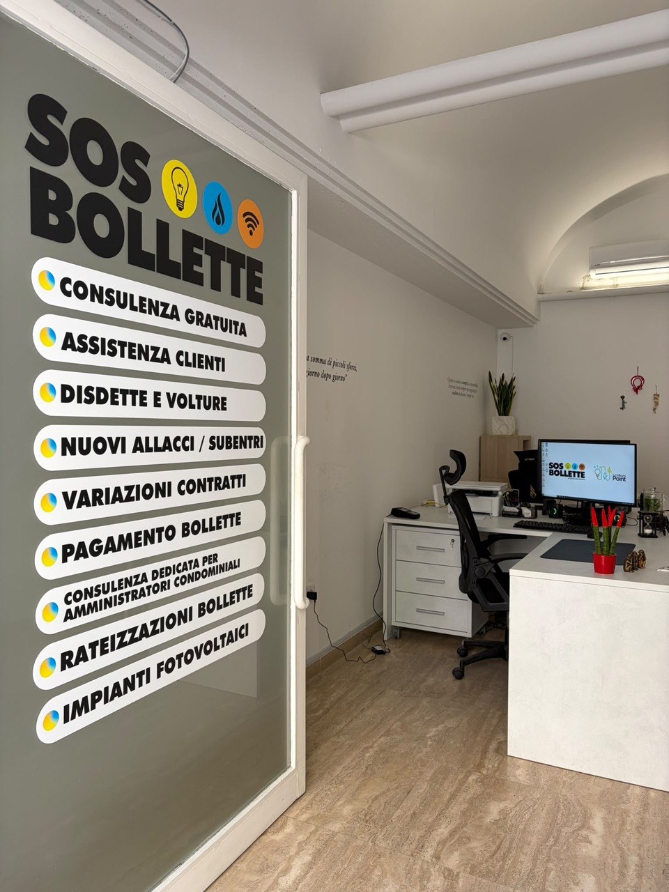 Ingresso dell'ufficio SOS Bollette con l'elenco dei servizi disponibili