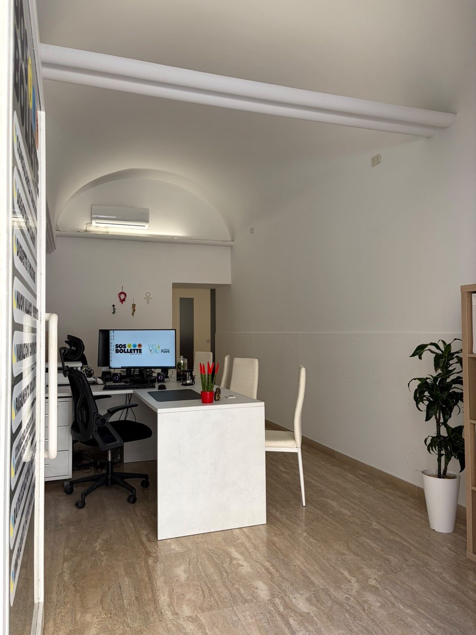 Ufficio consulenza SOS Bollette con postazioni dedicate ai clienti